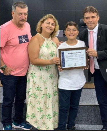 FUI CONVIDADO PELA CAMARA DA MINHA CIDADE, A RECEBER O RECONHEICMENTO PELOS FEITOS ACADEMICOS, ATRAVÉS DA MOÇÃO DE APLAUSOS.
